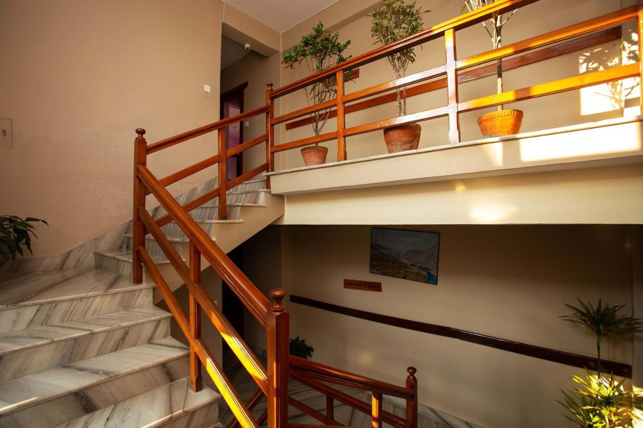 Hotel Orchid Покхара Экстерьер фото